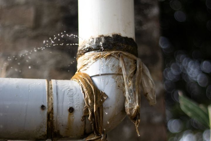 Photo envoyée par le client : un raccord de canalisation qui fuit sous pression, réparé au chiffon
